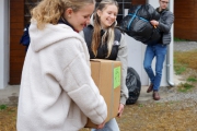 Beim-Verladen-der-Kartons